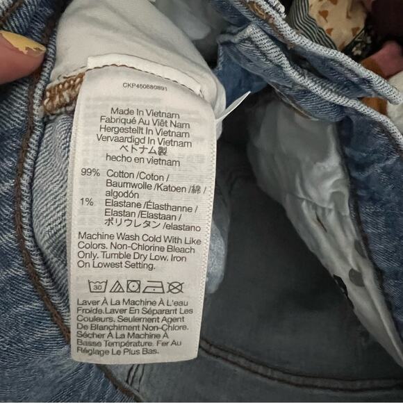 Madewell The Perfect Vintage Jean in Coney Wash: Destroyed Edition - Picture 9 of 9